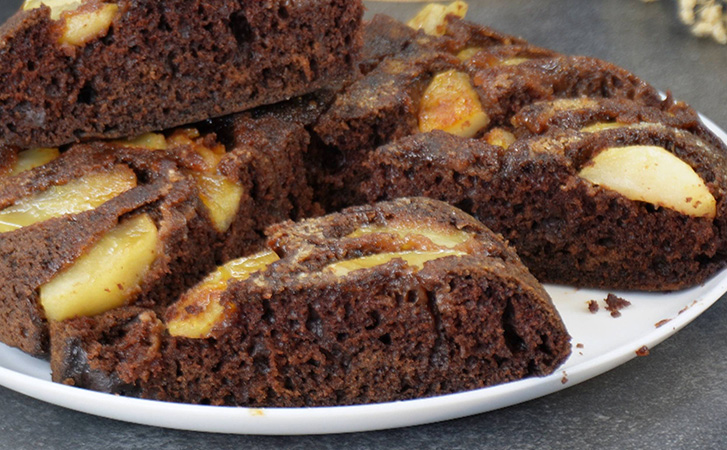 Выливаем весь пирог прямо на сковороду и прикрываем крышкой: 15 минут и он уже на столе - похожая новость на Toplenta