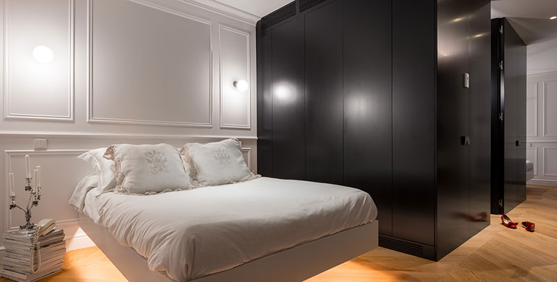 Элегантный и стильный интерьер с парящими кроватями в Барселоне Барселона,белый интерьер,интерьер и дизайн,молдинги,современная классика,таунхаус