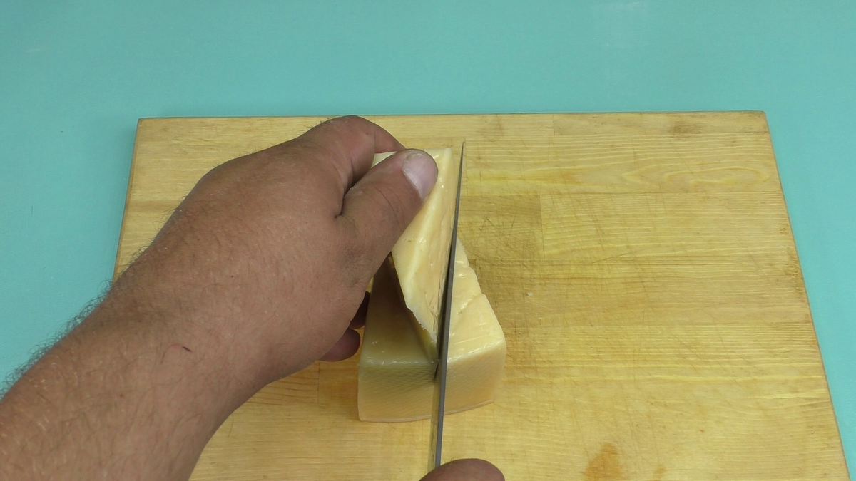Турецкий повар показал, как правильно нарезать сыр просто, куска, получаются, главное, самое, часть, способ, обычного, основную, разрезаем, видеоДальше, показано, переворачиваем, кусок, справаЗатем, половиныОтрезаем, меньше, примерно, острую, отрезаем