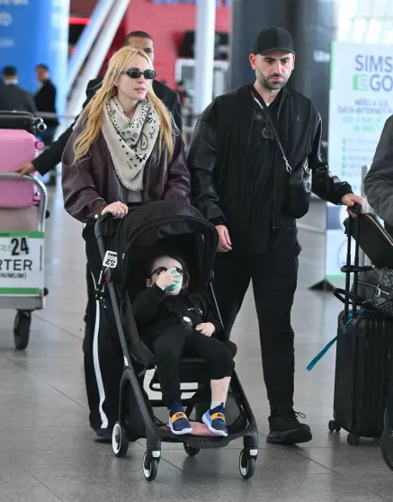 Линдси Лохан с мужем и сыном в аэропорту
