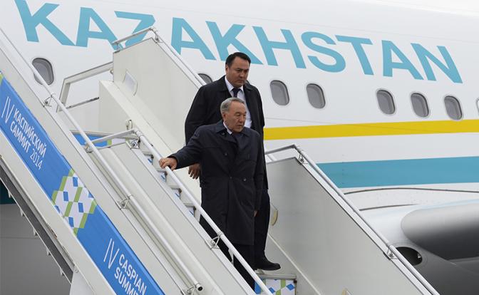 На фото: президент Казахстана Нурсултан Назарбаев (на первом плане)
