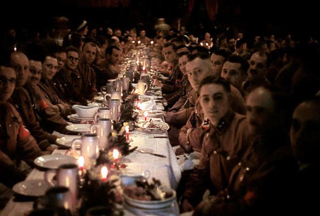 Гитлеровские офицеры и курсанты празднующие Рождество 1941 года