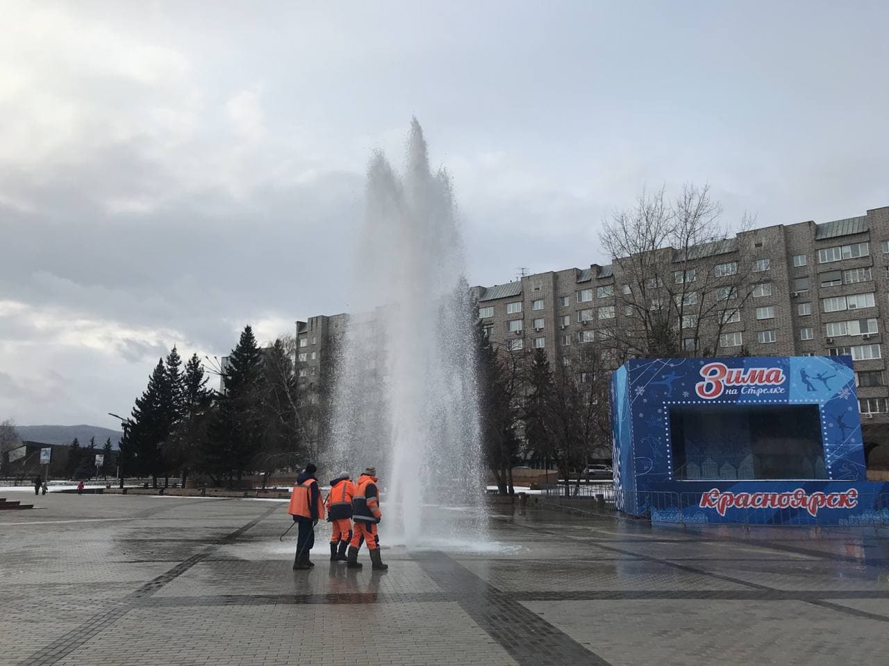 Нгс красноярск. Ледяной фонтан в Норильске. Фонтан стрелок. Фонтаны Красноярска фототв4рь. Площадь мира Красноярск.