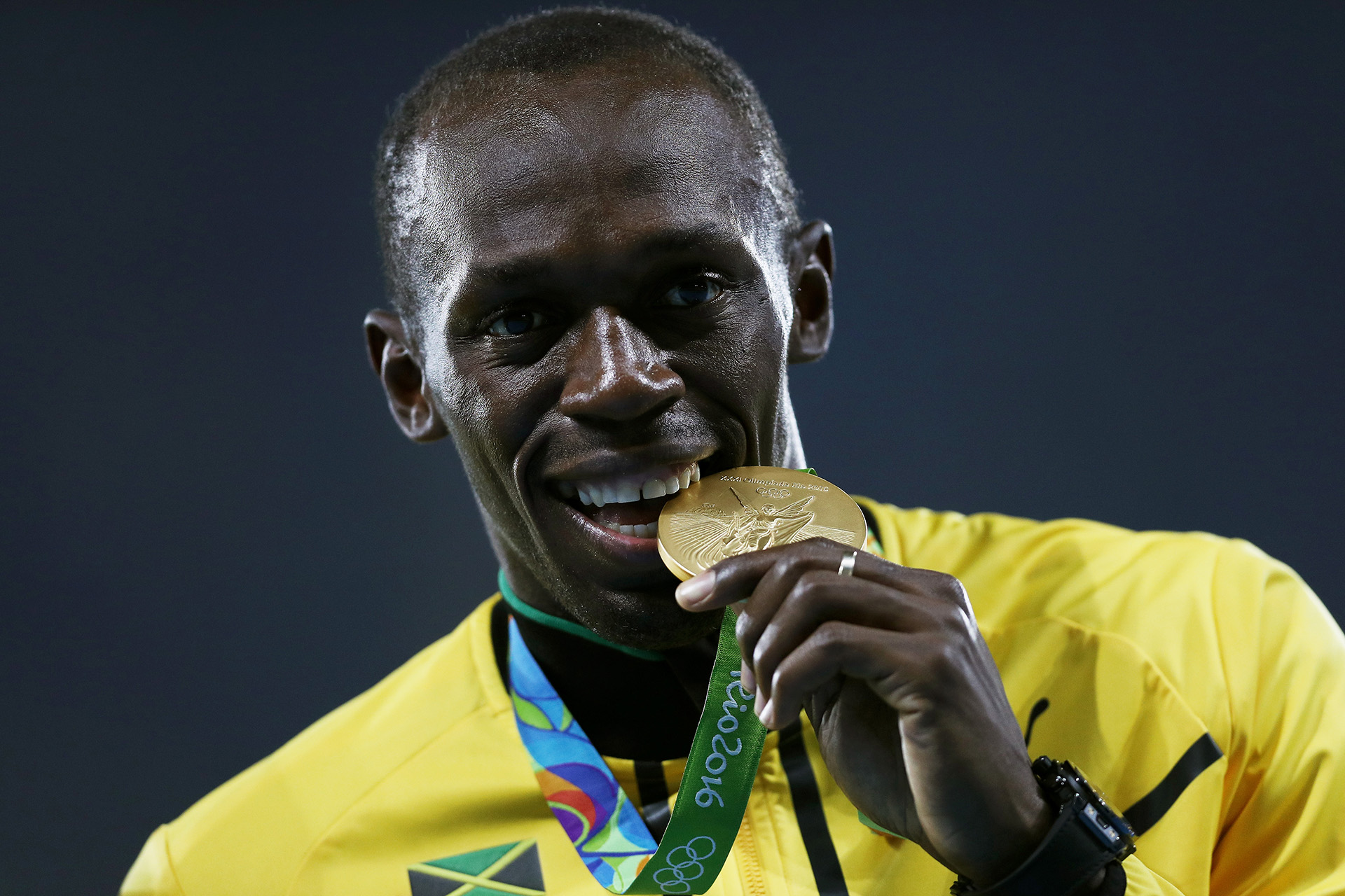 Усейн Болт на пьедестале во время церемонии награждения медалями в мужской эстафете 4 х 100 метров Олимпийских игр 2016 года в Рио-де-Жанейро 
