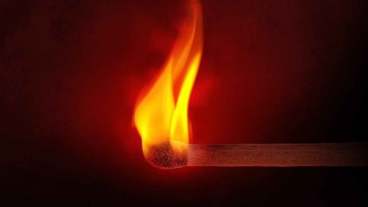 Торговый центр «Аквилон» полыхает в Петербурге