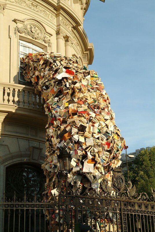 Скульптура "Падающие книги", автор- Алисия Мартин.