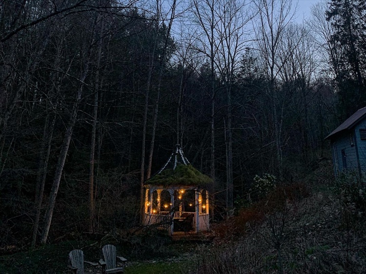 В гостях у Хелены Кристенсен: экскурсия по сказочному дому модели в горах Кэтскилл В гостях у Хелены Кристенсен: экскурсия по сказочному дому модели в горах Кэтскилл Стиль жизни,Дома звезд