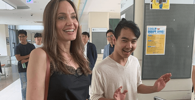 Анджелина Джоли проводила сына в университет со слезами на глазах