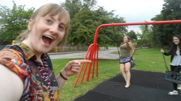 Как взрослые люди застревают в детских качелях: 10+ весёлых фотографий 