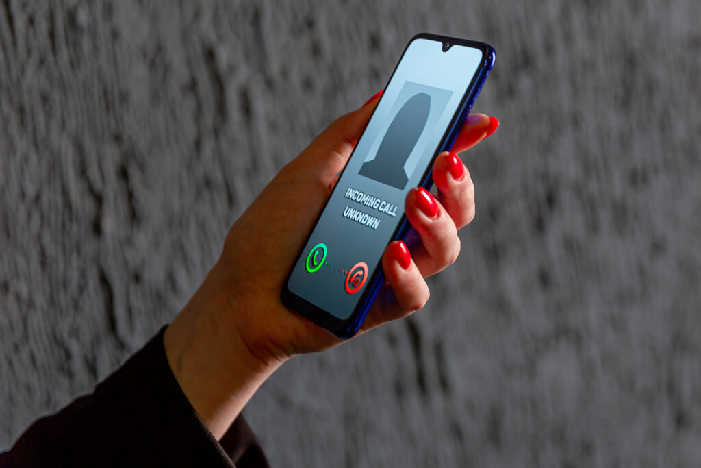 Эксперты: мошенники зарабатывают на звонках со сбросом