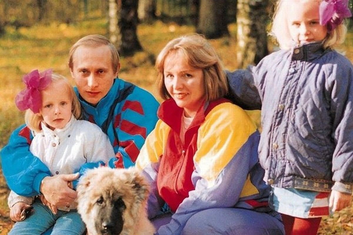 Владимир Путин с семьей в молодости
