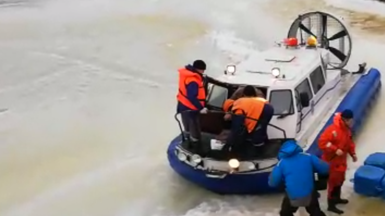 поиски зам министра. ялунин провалился под лед. бывший заместитель министра юстиции владимир ялунин. пропавшего ялунина нашли. водолаз на льду.