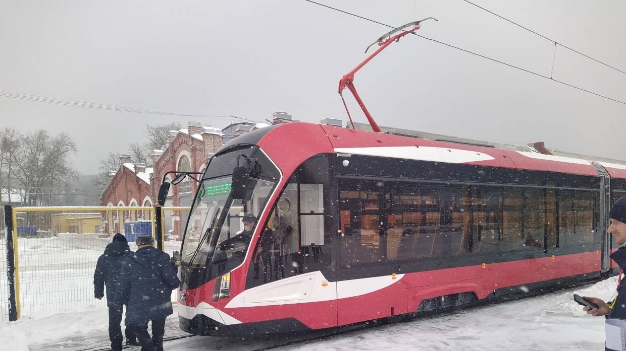 Момент наезда легковушки на петербургского школьника при выходе из трамвая попал на видео