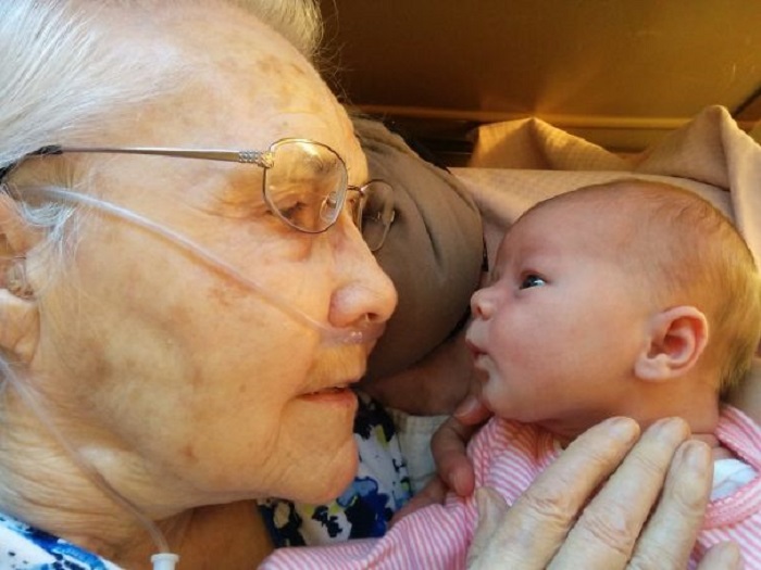 «Моя 92-летняя бабушка встретилась с моей 2-дневной дочкой».