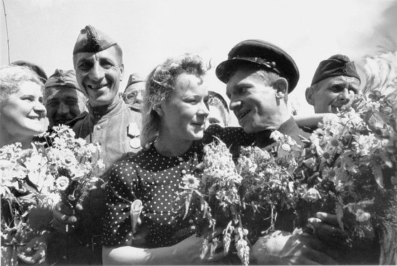 Фронт 1 мая. Кадры Победы 1945. Встреча Победы 1945. Встреча солдат после войны 1945. Победа 9 мая 1945.