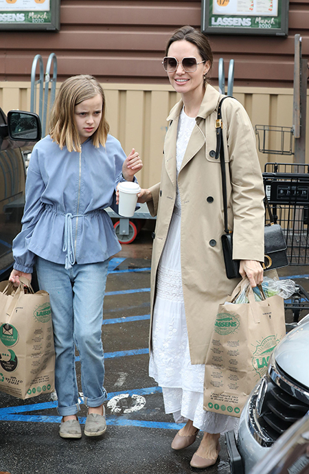 Сама нежность: Анджелина Джоли на прогулке с дочерью Вивьен Дети,Дети знаменитостей