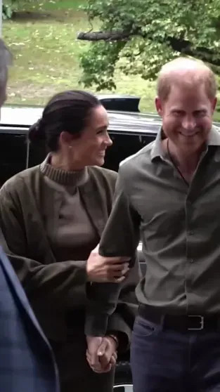 Меган Маркл опубликовала видео из поездки в Австралию, за которую их с принцем Гарри раскритиковали Меган, видео, МарклКадры, Гарри, также, Маркл, поездку, время, больницу, визита, детскую, попытке, Дианы, обвинили, детей, критикуют, тысяч, вызвали, выжившими, назвали