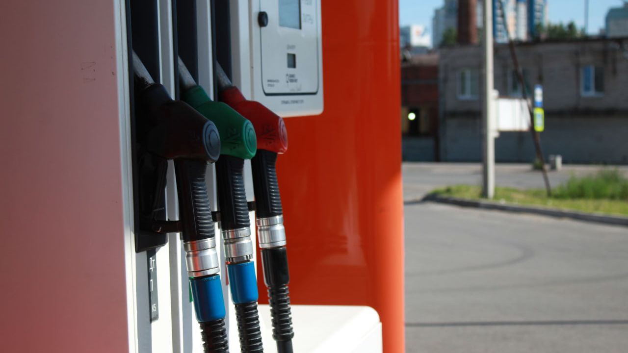 Le Figaro: проблемы с поставками привели к перебоям с топливом на заправках Франции Экономика