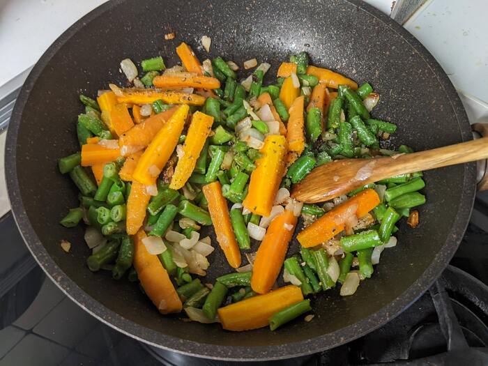 Рулетики с фасолью и молодой морковкой в сливочном соусе. На радостях овощи, морковку, нужно, добавить, грамм, фасоли, взвесила, бульона, драники, очень, каждый, только, кусочек, целом, предлагает, автор, маленьком, крышкой, сливки, полной