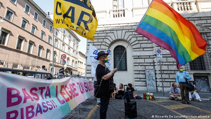 Сенат Италии отклонил закон об уголовном наказании за гомофобию  