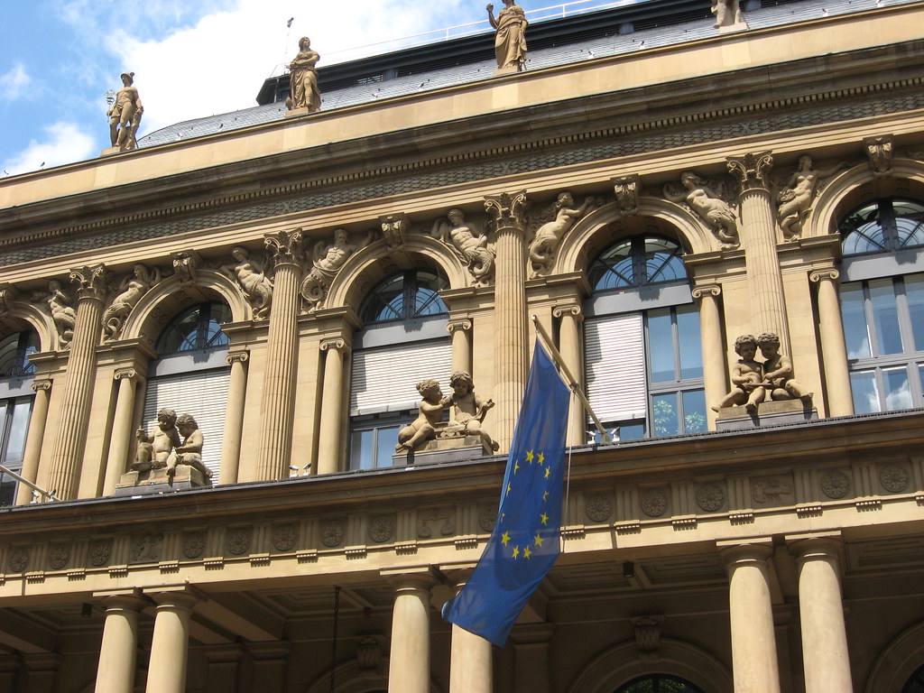 Фондовые биржи Европы снизились на 1-2% на негативе из США