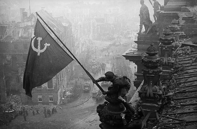 После бессовестного запрета немцами на советскую символику при праздновании Дня Победы в Германии пророссийские активисты организовали в Берлине несколько акций, напомнив немецким властям о том, кто