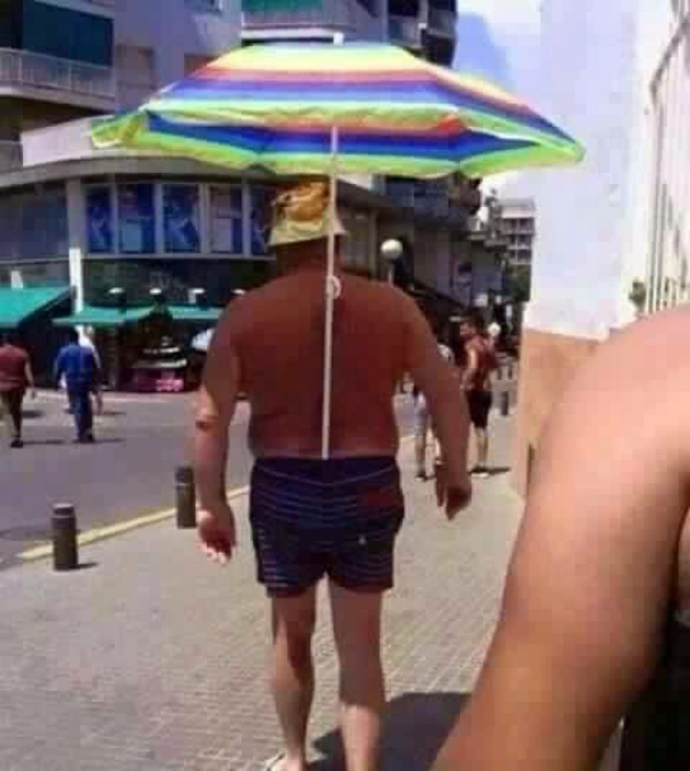 Пляжный зонт за пазухой.