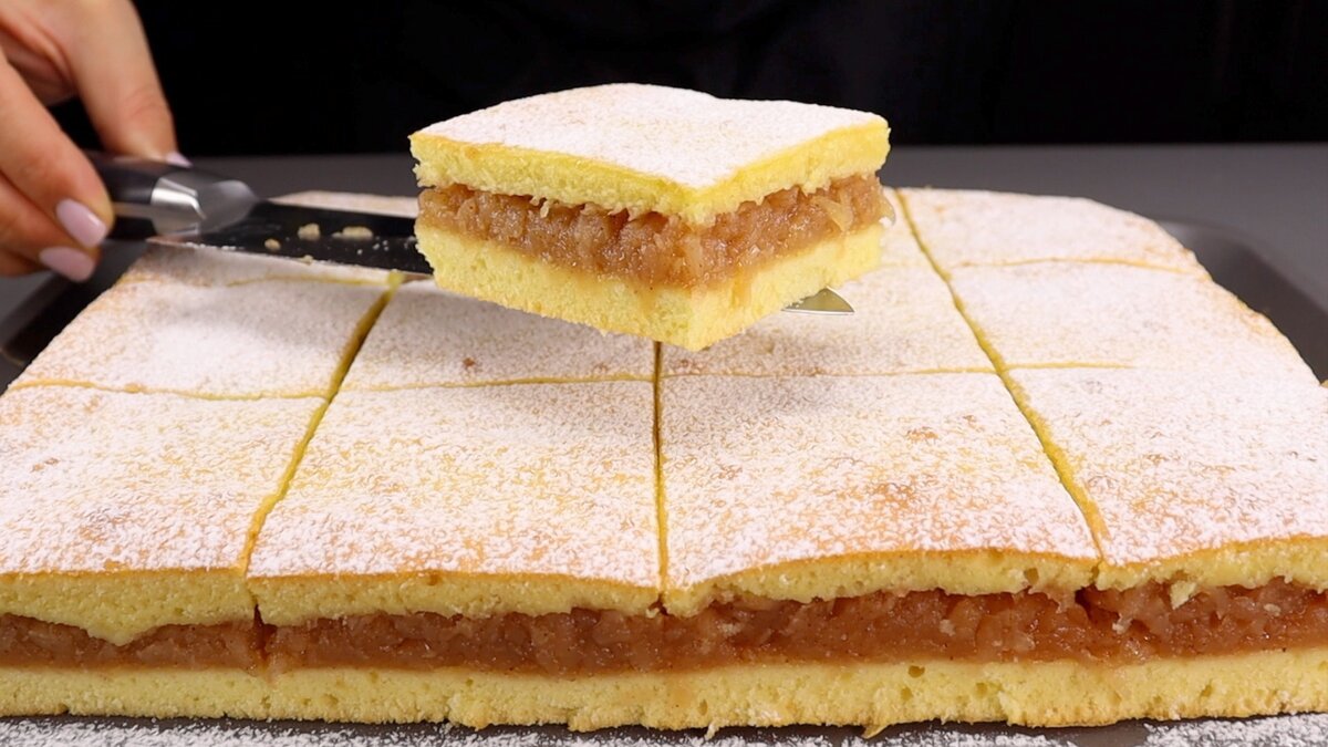 Простой пирог с яблоками вместо шарлотки: сочная начинка и лёгкий воздушный бисквит 