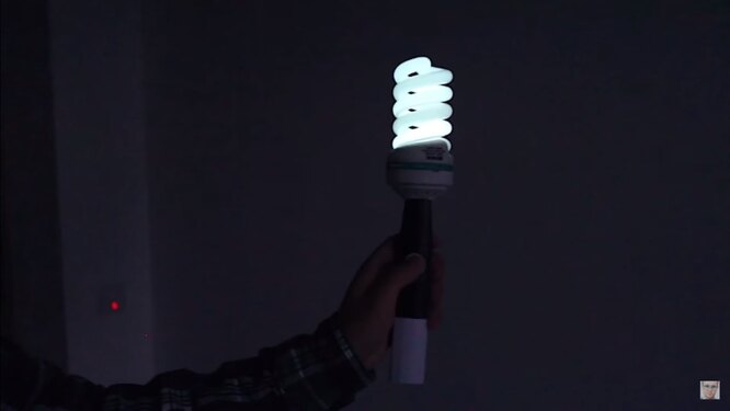 Как сделать фонарик из лампочки и зажигалки