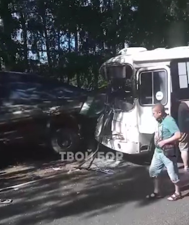 В Нижегородской области при столкновении грузовика и автобуса пострадали как минимум 7 человек