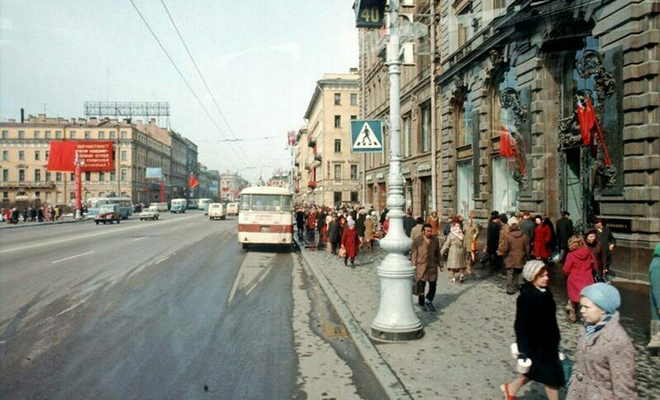 СССР глазами иностранцев: 10 редких фото, которые в свое время сделали заграничные туристы Союза, объективе, всегда, выглядит, девушки, Зимний, церемониюУзнаете, свадебную, приглашен, магазина Фотограф, знаменитого, витринах, наряды, Отечественные, рассматривающие, дворец, стратегический, важный, запрещалось, метро