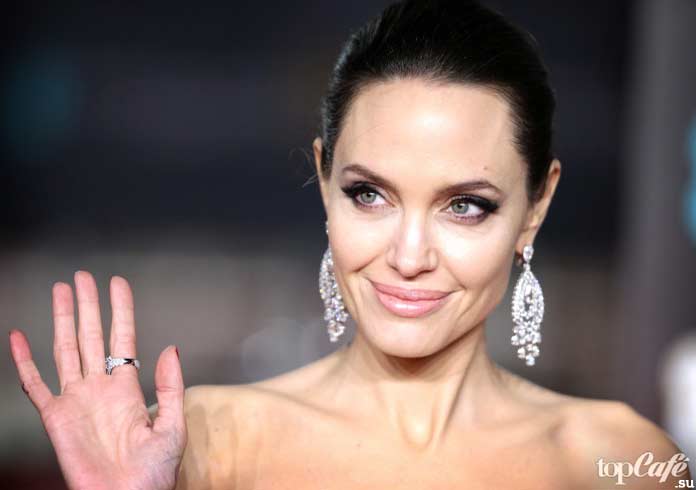 Анджелина Джоли