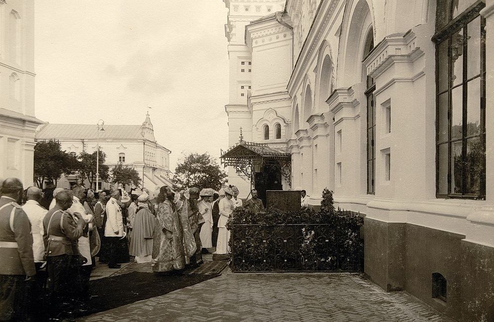 Подпись на оригинале: «П. А. Столыпин на совершенной в Высочайшем присутствии в Киево-Печерской Лавре литии над могилою народных героев, Кочубея и Искры, живот свой за веру, Царя и Отечество положивших в царствование Петра Великого, 29 Августа 1911 г.»