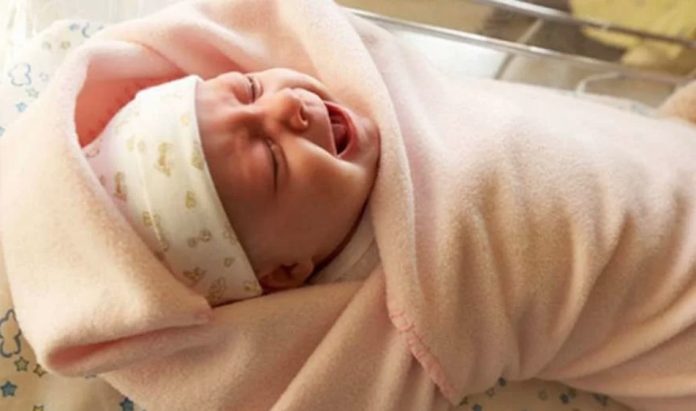 Бросила дочку в роддоме, а бабушка с дедушкой удочерили девочку!
