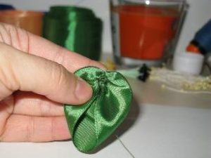 Шикарные цветы из атласных лент Шикарные цветы из атласных лент