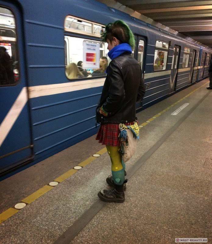 Удивительные фотографии модниц в метро: в ожидании панк-вагона