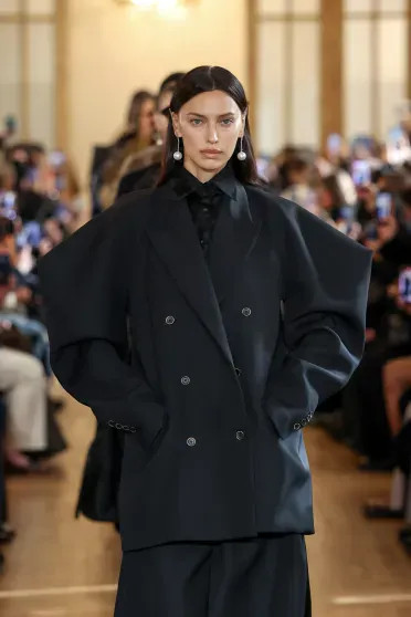 Ирина Шейк вышла на подиум на показе Uma Wang в Париже модель, ШейкИрина, высказалась, актёра, голливудского, восьмилетнюю, воспитывает, УкраинеИрина, конфликте, феминизме, Ирина, Купера, прессконференции, время, Италии, Sanremo, фестиваля, музыкального, ежегодного, ведущей