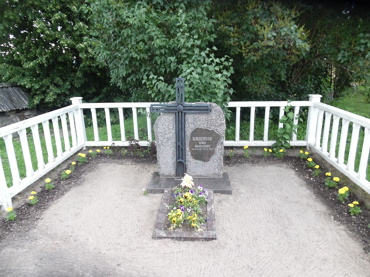 The_tomb_of_Jamschschikov_at_the_Voronich_hill (700x525, 415Kb)