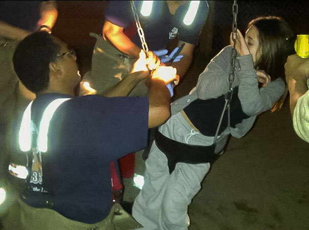 Как взрослые люди застревают в детских качелях: 10+ весёлых фотографий 