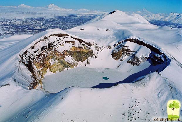 Устрашающий вулкан Малый Семячик с кислотным озером. Камчатка, Россия 