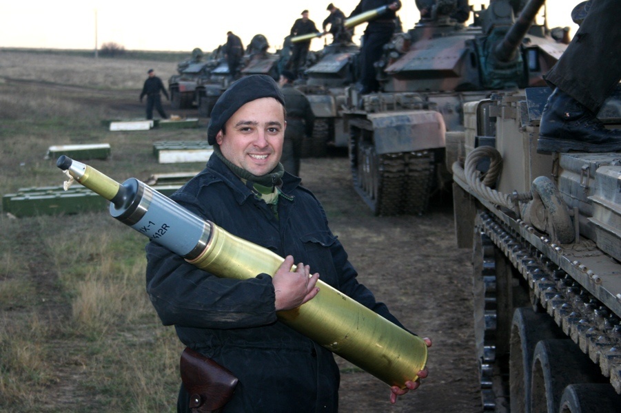 Румынский танкист с кумулятивным снарядом BK-412R