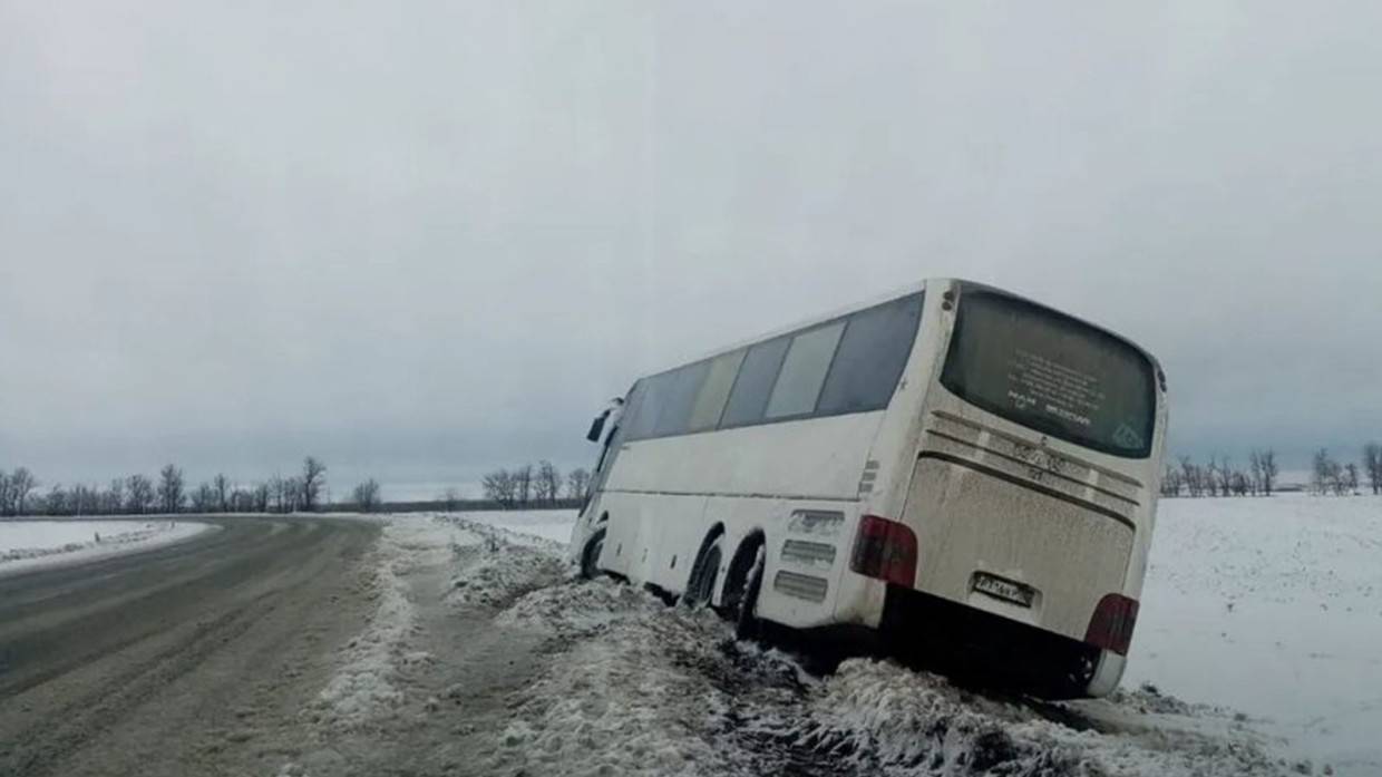 Рейсовый автобус попал в ДТП из-за снегопада на Ставрополье