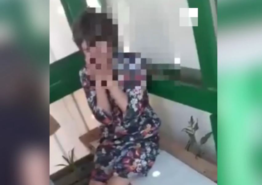 На Урале школьницы избили девочку и заставили ее заняться сексом с пенсионером на камеру