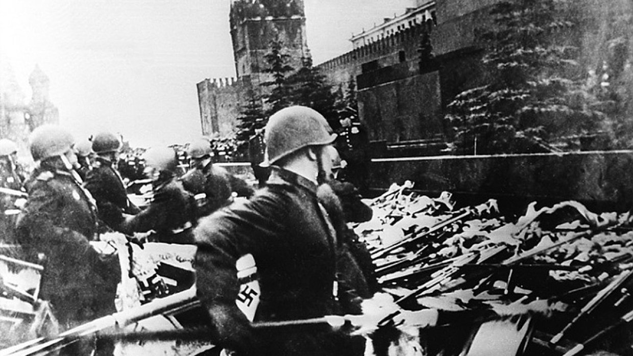 Особый батальон Парада Победы: кто бросал штандарты поверженного врага к Мавзолею в 1945
