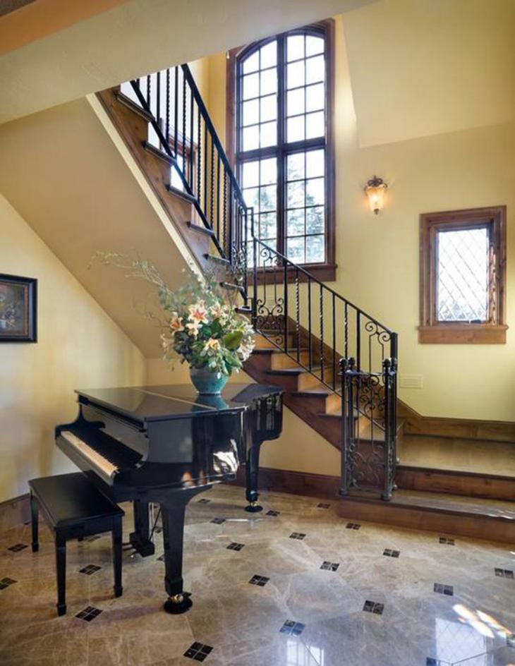черный рояль под лестницей