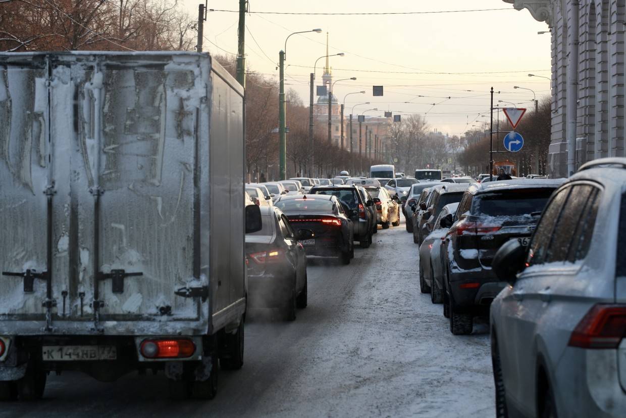 Пробки в санкт петербурге сейчас показать. Пробки из за неубранного снега Екатеринбург 2023. Пробка на Неве. Автовладельцы просыпаются после зимы.
