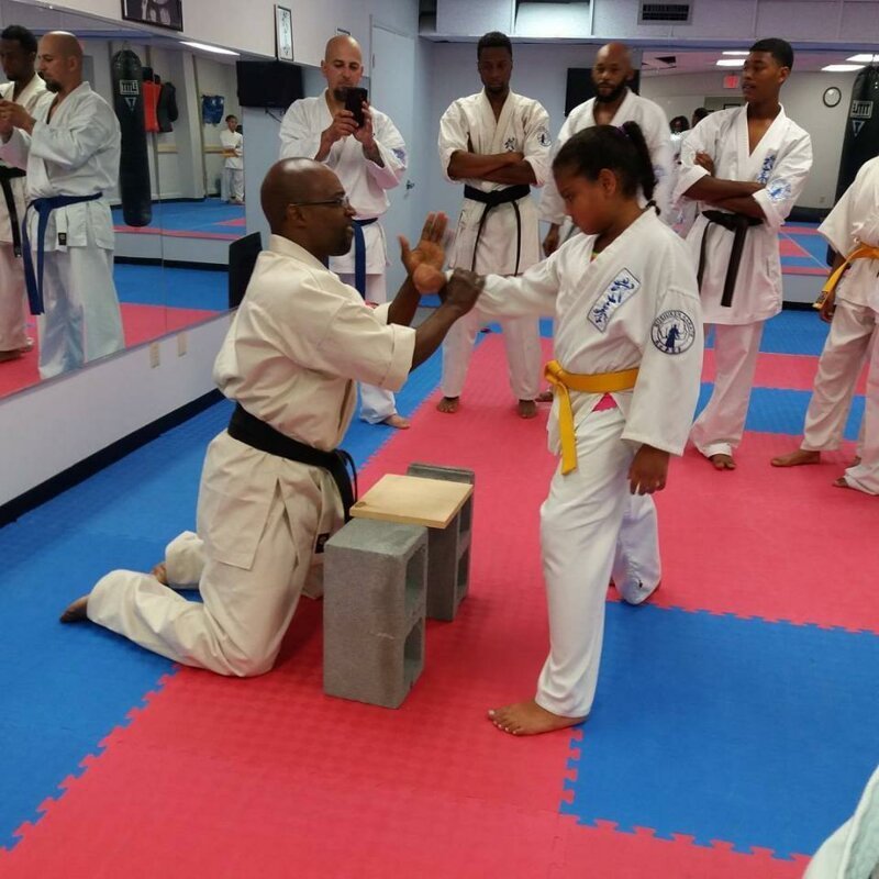 Американец пытался похитить женщину, но попал к каратистам и получил по заслугам Американец пытался похитить женщину, но попал к каратистам и получил по заслугам