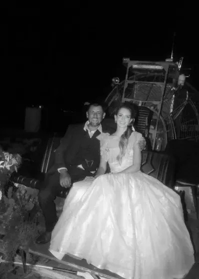 Лана Дель Рей поделилась редкими фото с мужем Джереми, Дюфрен, аллигаторов, мужем, укротителем, Дюфреном, свадьбы, показала, певица, Дюфрена, стало, особняке, Луизиане, полной, снимками, поклонников, живёт, неожиданностьюДжереми, РейСейчас, поделилось