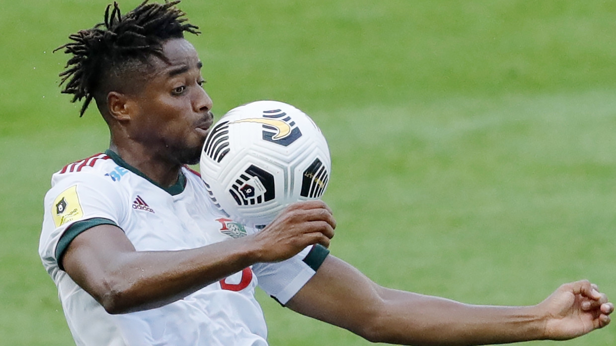 Нападающий «Локомотива» Камано застрял в Гвинее из-за военного переворота