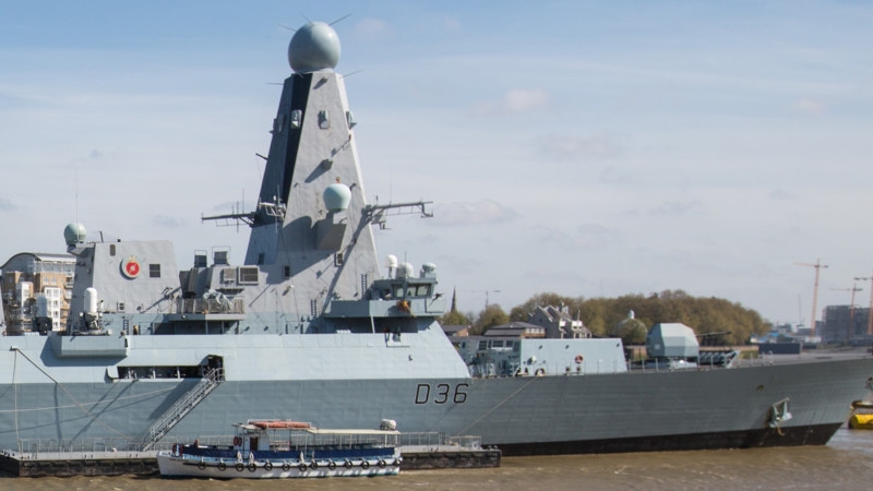 Киев наградил капитана эсминца Defender медалью «Защитник Украины»